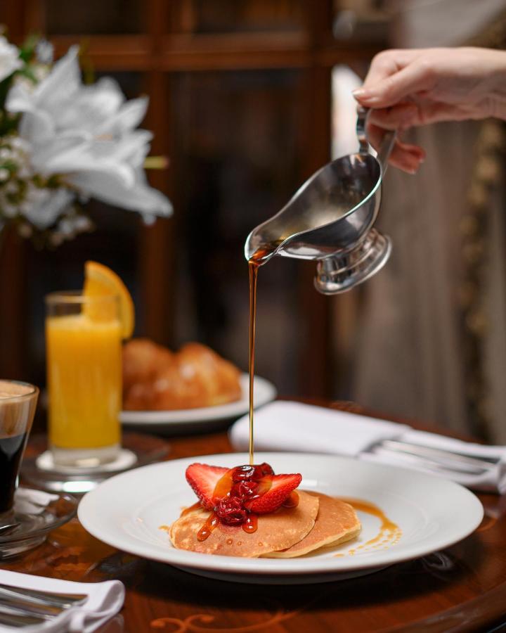 岳罗普酒店 塞拉耶佛 外观 照片 Maple syrup being poured onto a fruit salad