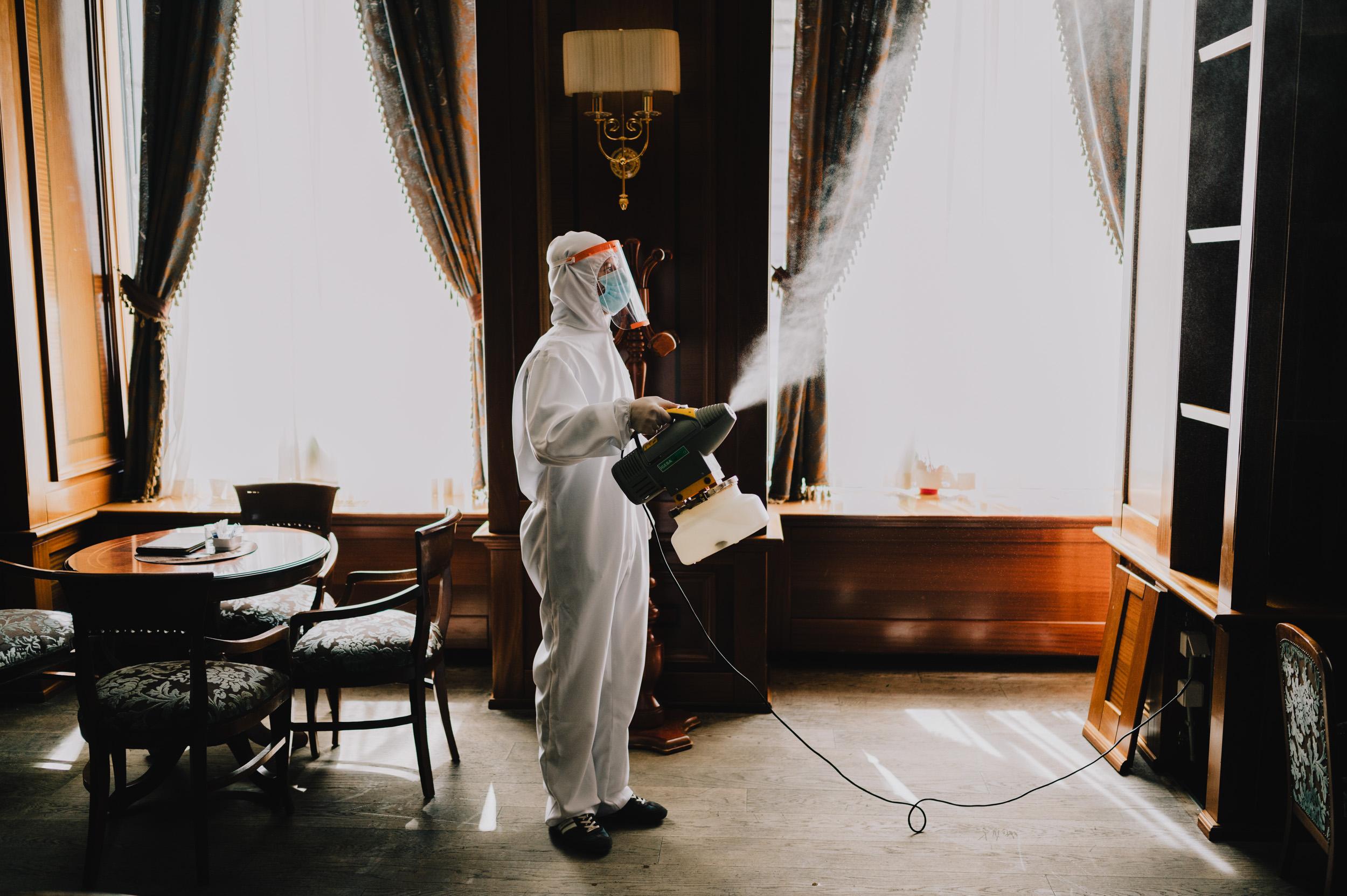 岳罗普酒店 塞拉耶佛 外观 照片 Disinfection of a hotel in Italy